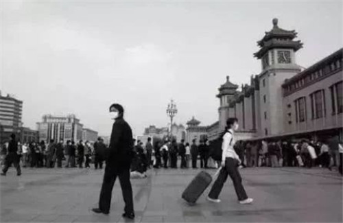 全副武裝的醫(yī)護人員和鐵路檢疫點