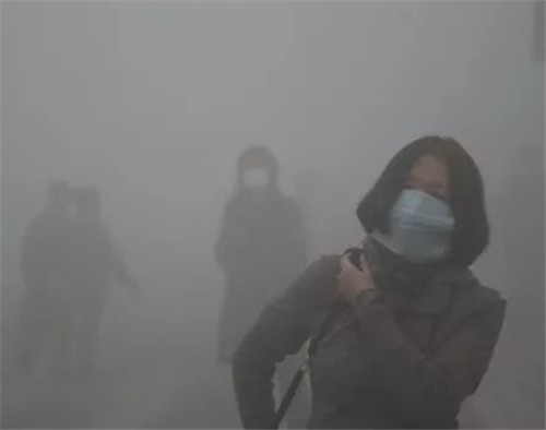 全副武裝的醫(yī)護人員和鐵路檢疫點